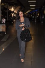 Kareena Kapoor snapped at airport in Mumbai on 6th Dec 2012 (9).JPG